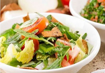 Libanese fattoush salad