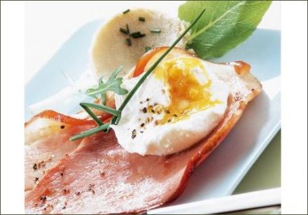 Poached Egg on Ham and Artichoke Heart