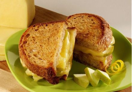 Grilled Havarti Sandwich With Spiced Apples
