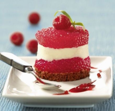 Cheesecake with Pearly Raspberry Coulis