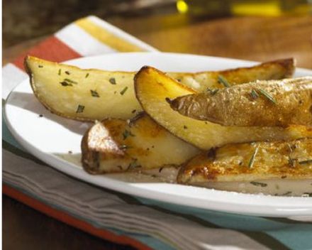 Baked potato wedges with rosemary