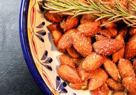 Spicy seasoned almonds