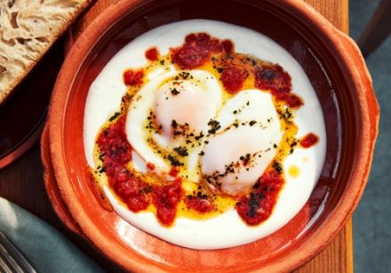 Cilbir, Poached eggs with garlic yogurt and spiced butter