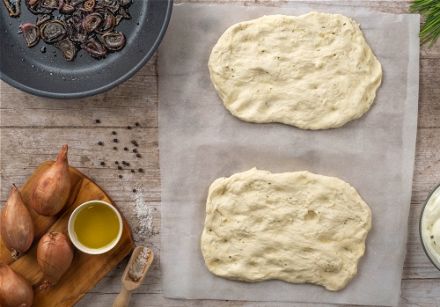 Pizza-inspired focaccia with French Shallots 3